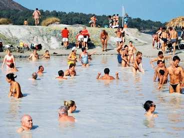 SVAVELOSANDE. Badsugna tar helande bad i svavelpölar på ön med det passande namnet Vulcano.