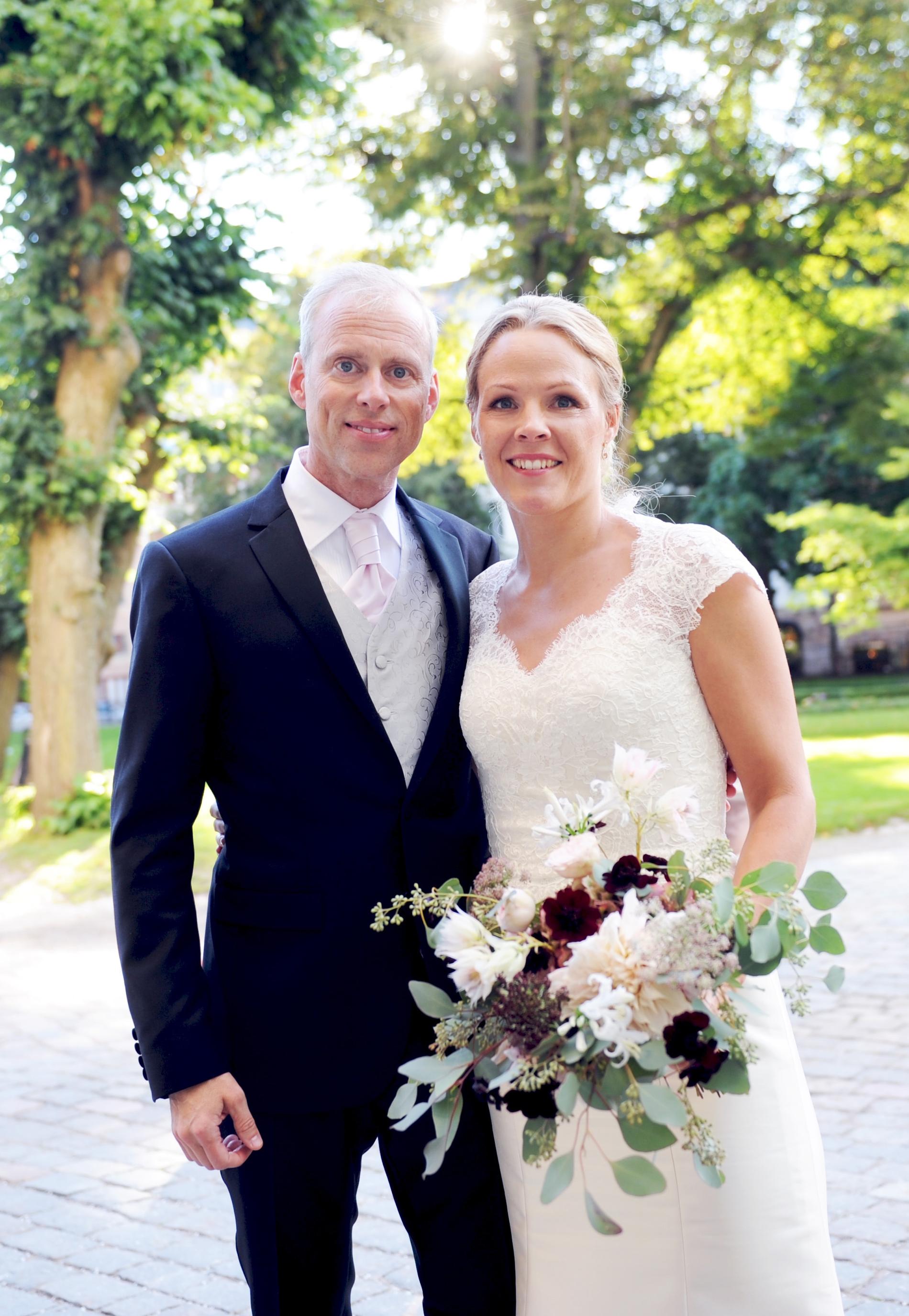 Fredrik Berling och Lisa Bergin strålande nygifta. 