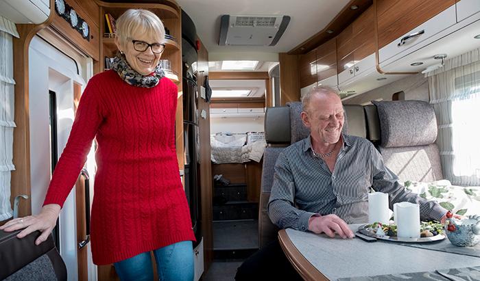 PÅ VÄG Carina och Allan Kristensen lämnade lägenheten och flyttade in i sin husbil. När de går i pension planerar de att ge sig ut på vägarna i sydeuropa under vinterhalvåret.