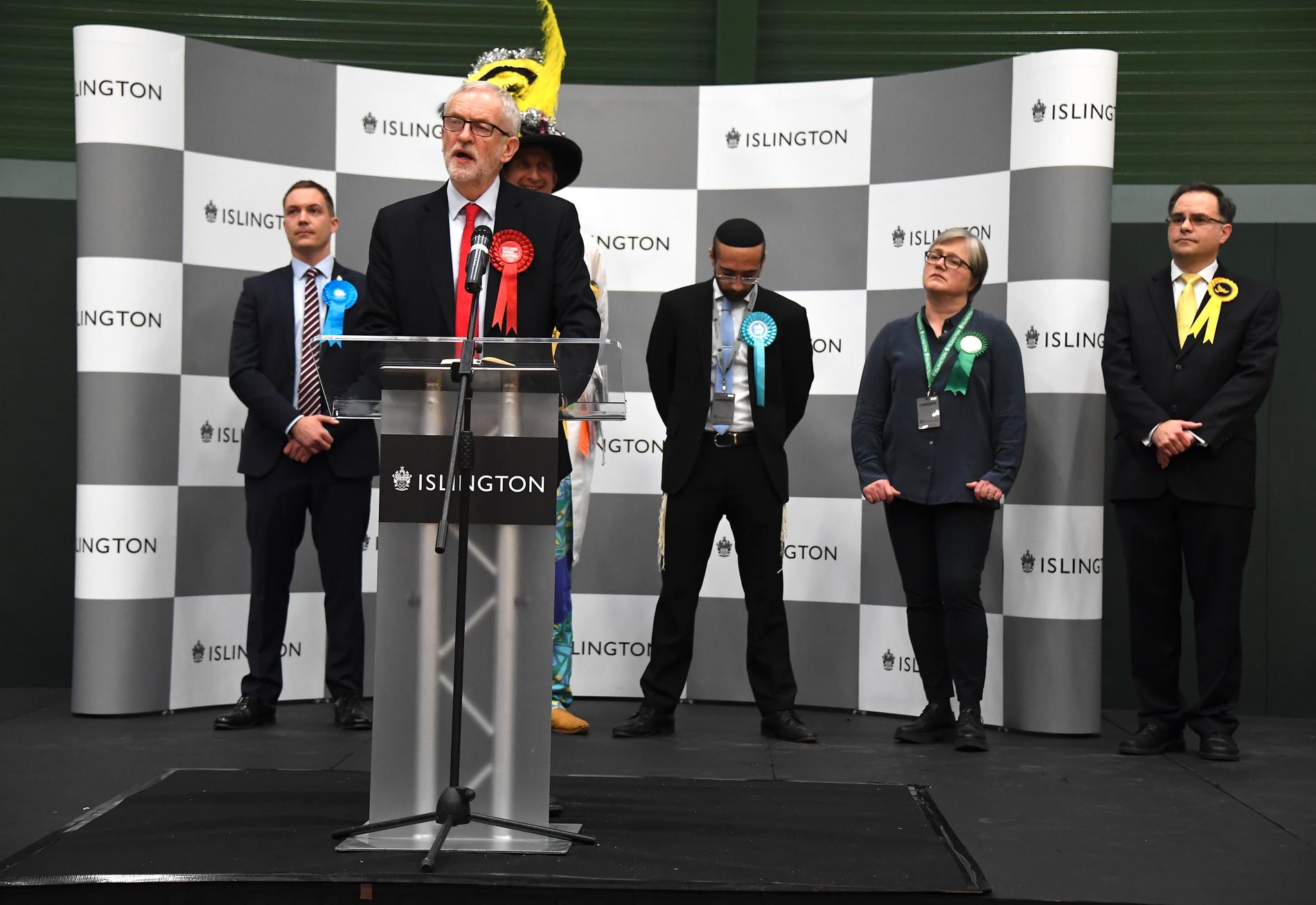 Labourledaren Jeremy Corbyn håller sitt tal i sin valkrets i Islington i norra London.