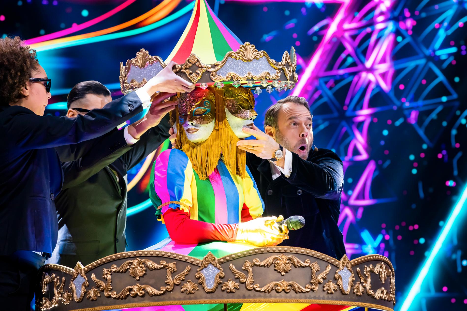 Karusellen i ”Masked singer” blir av med masken.