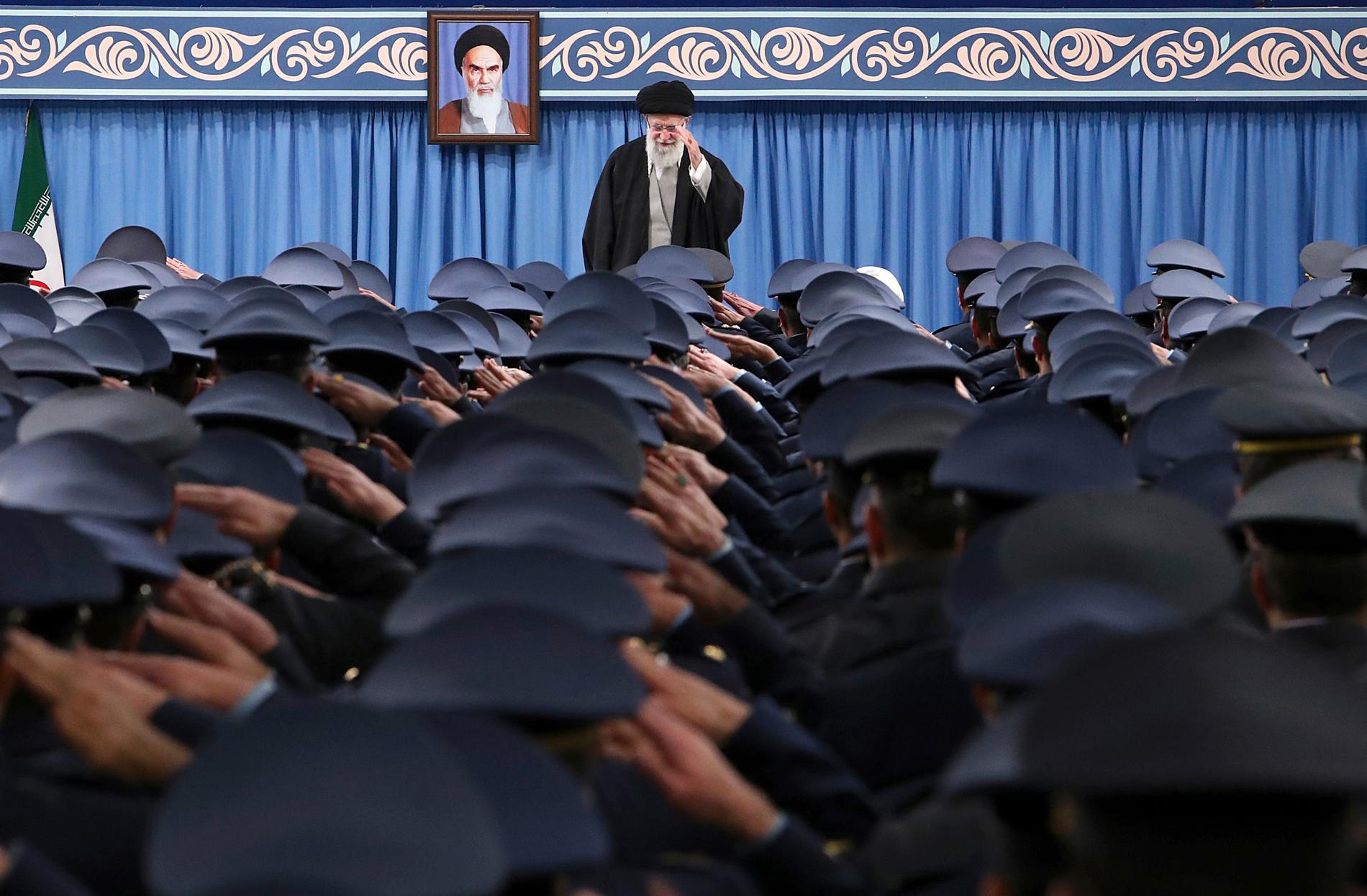 Irans högste ledare Ali Khamenei manar invånarna att rösta. Bild från möte med militärer tidigare i februari.