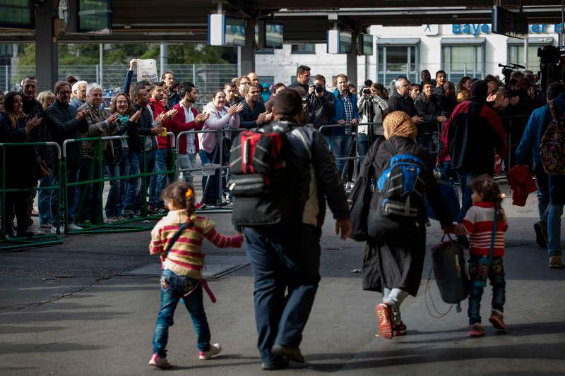 varmt välkomnande Hundratals Münchenbor mötte flyktingarna med applåder, mat och kläder när de kom fram.