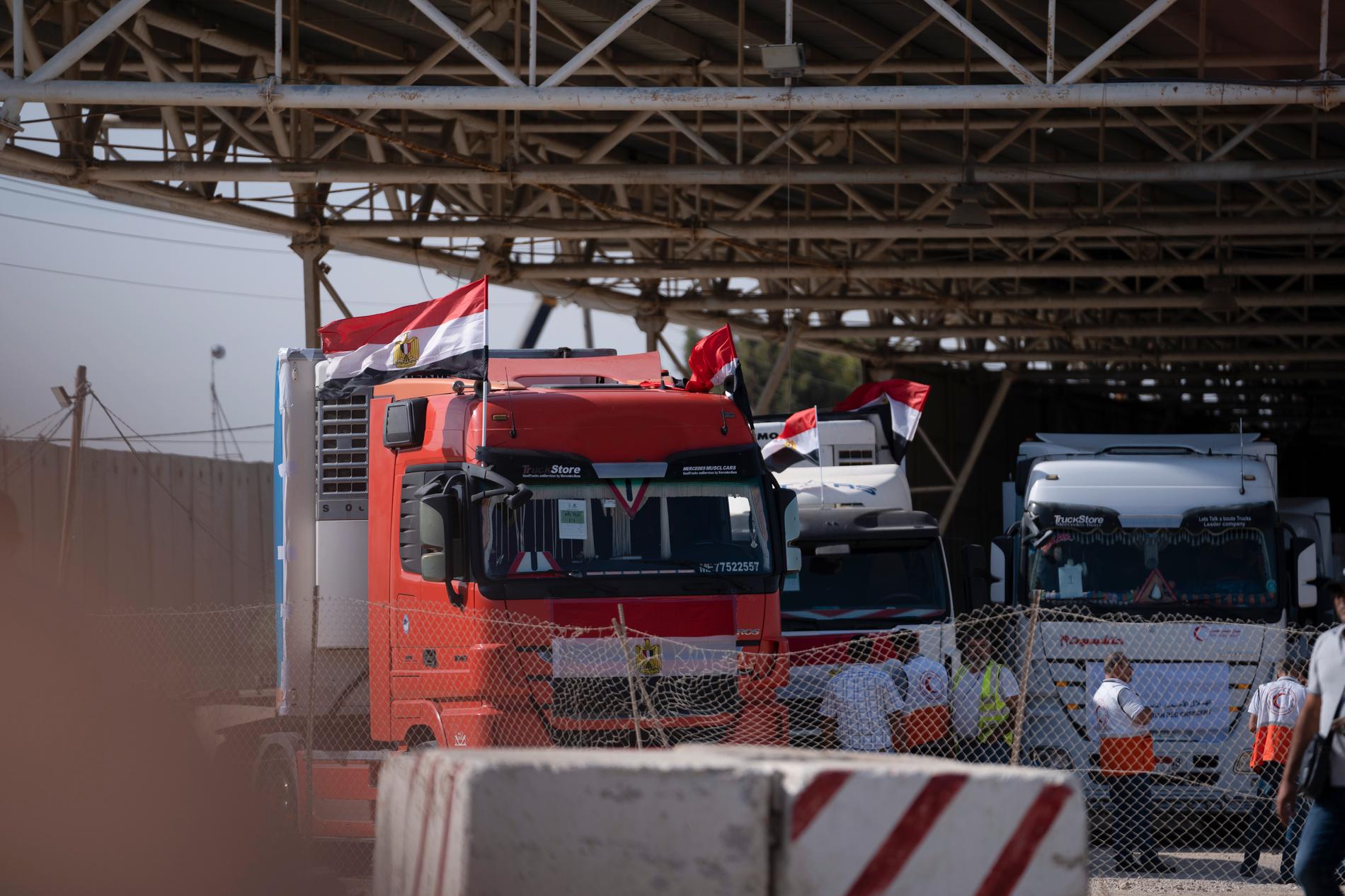 Lastbilar med förnödenheter redo att lämna Egypten och köra mot Gaza.
