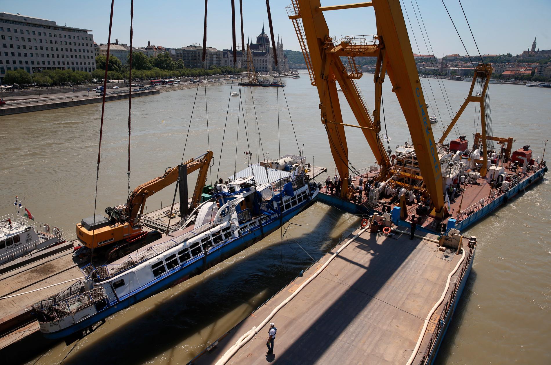 En kran lyfter upp turistbåten som sjönk i Donau i centrala Budapest den 29 maj. 27 av 28 personer som antogs ha omkommit har återfunnits. Arkivbild, tagen den 11 juni.
