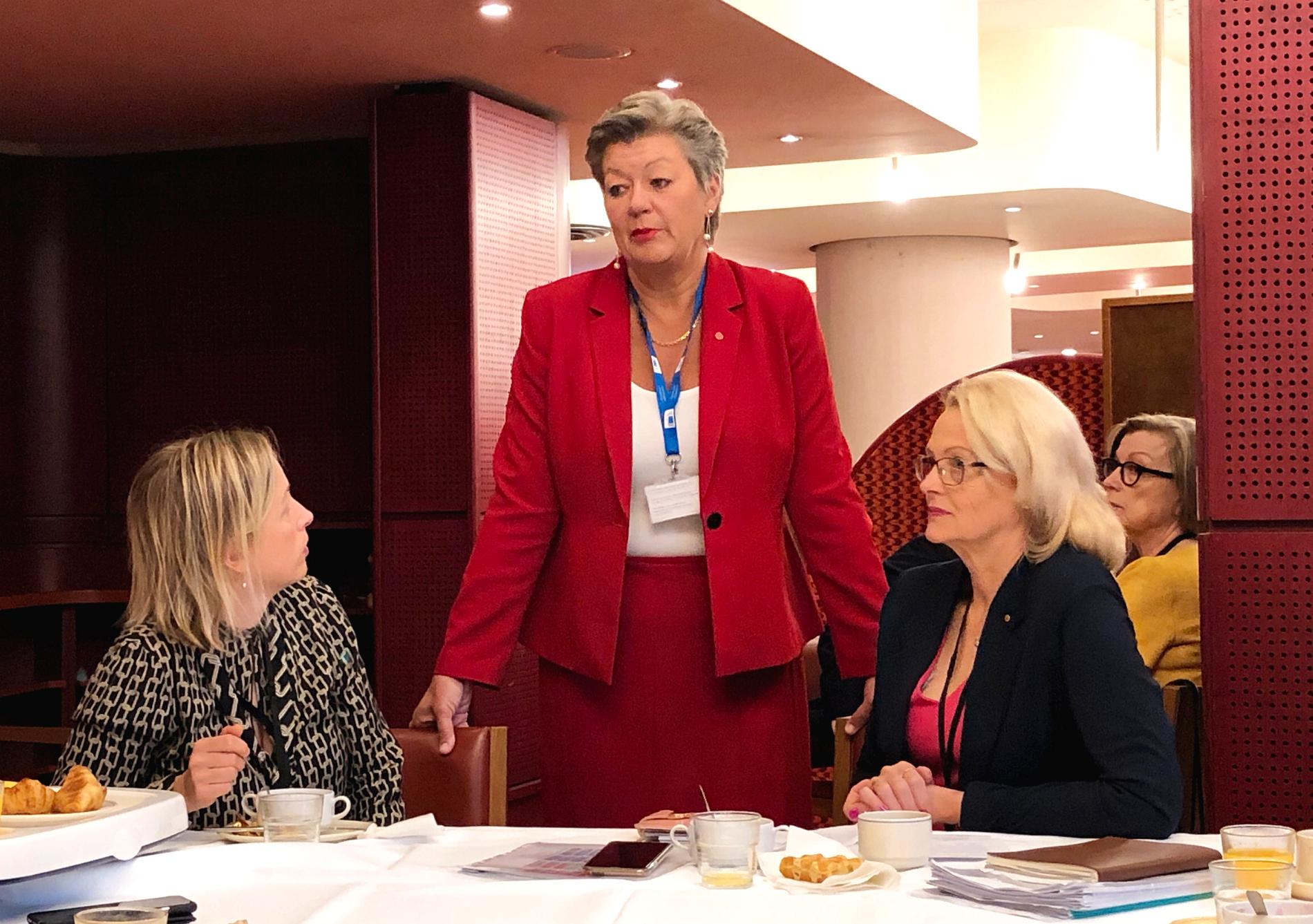 Tillträdande EU-kommissionären Ylva Johansson (mitten) tillsammans med S-ledamöterna Jytte Guteland (till vänster) och Heléne Fritzon (till höger) i EU-parlamentet i Strasbourg.