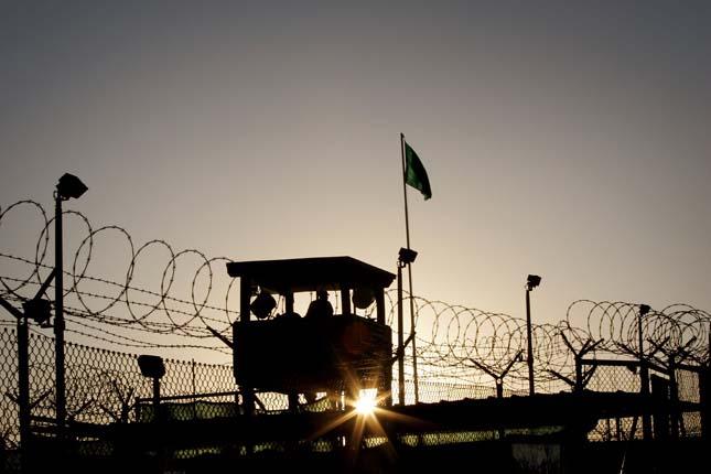 Besök i helvetet på jorden Camp Delta, solen går ned över Guantanamo Bay och ännu en lång dag är över för alla fångar.
