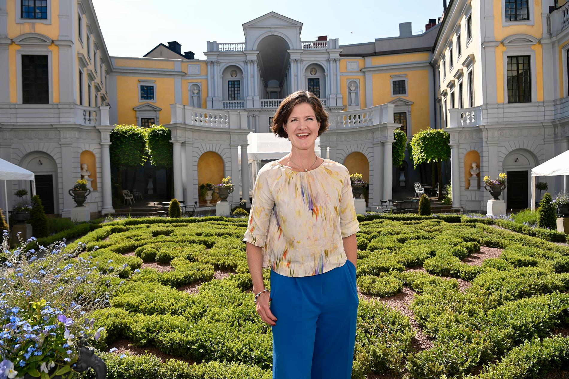 Anna Kinberg Batra i Tessinska palatsets trädgård. Privatpalatset är residens för landshövdingen i Stockholm. 