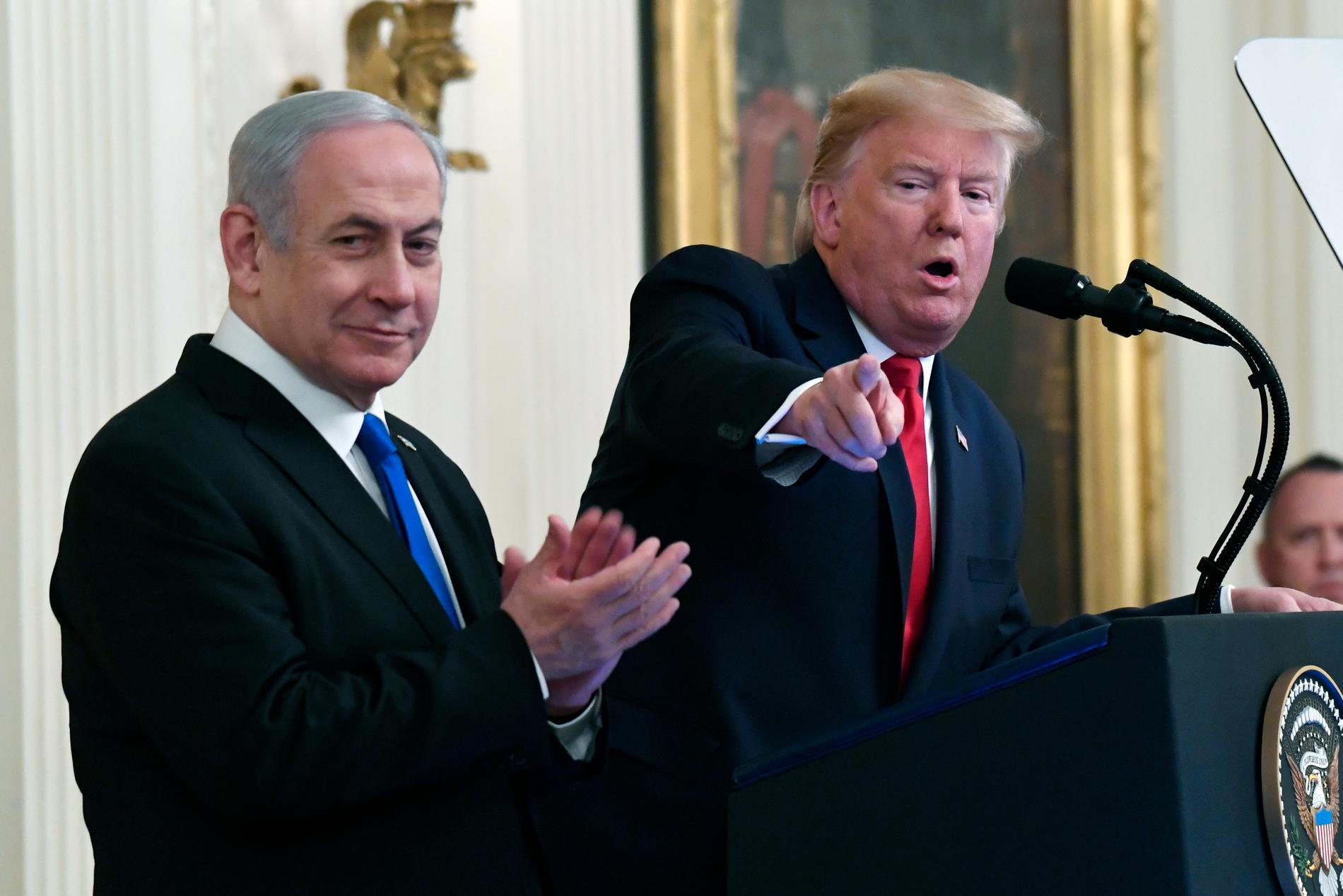 ”Avtalet vi presenterar i dag är en fantastisk möjlighet för palestinierna att äntligen uppnå en egen oberoende stat. Det kan vara den sista chansen de har”, sa Donald Trump under presskonferensen. 