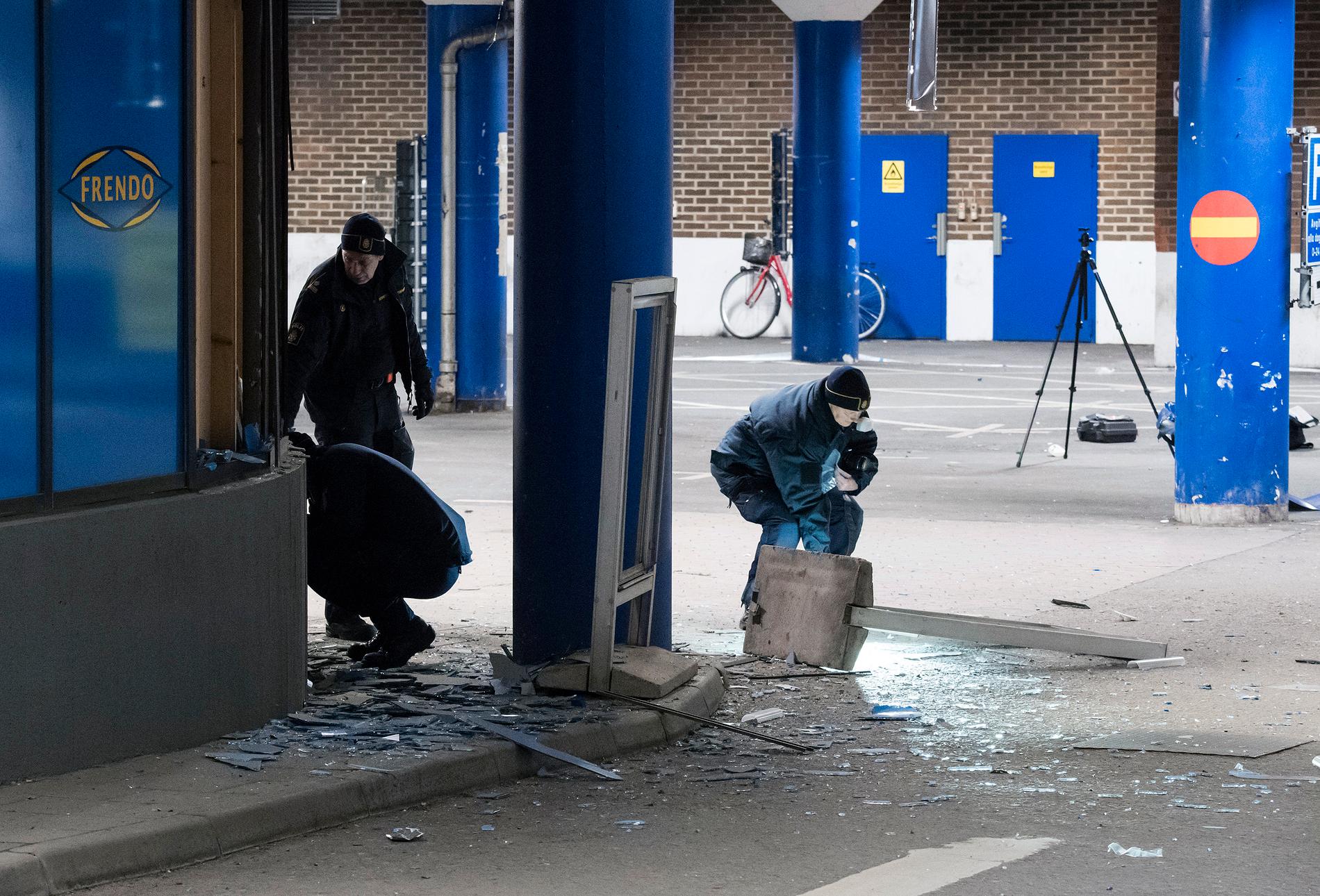 Polisens bombtekniker och kriminaltekniker i arbete. En detonation har skett i centrala Malmö. 