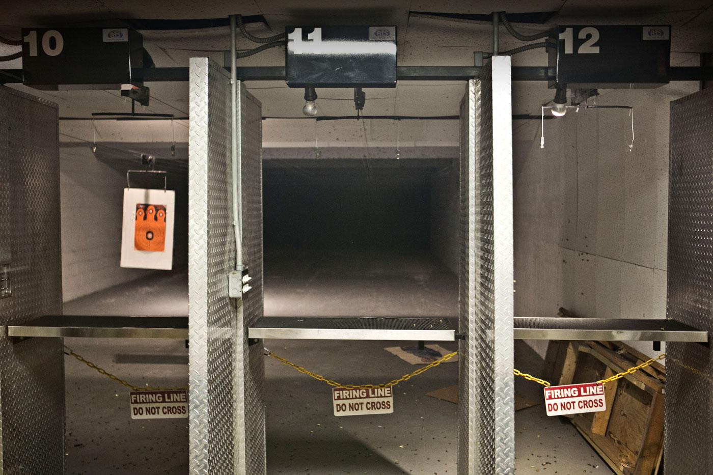 I anslutning till vapenaffären ligger en skjutbana där Mateen uppges ha provskjutit sina nyinköpta vapen, som han sedan använde för att döda 49 människor.