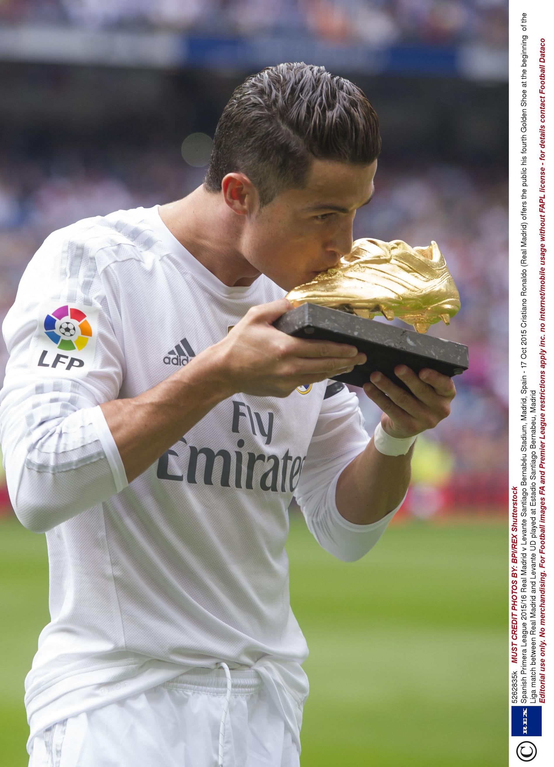 Ronaldo fick ta emot guldskon i samband med matchen.