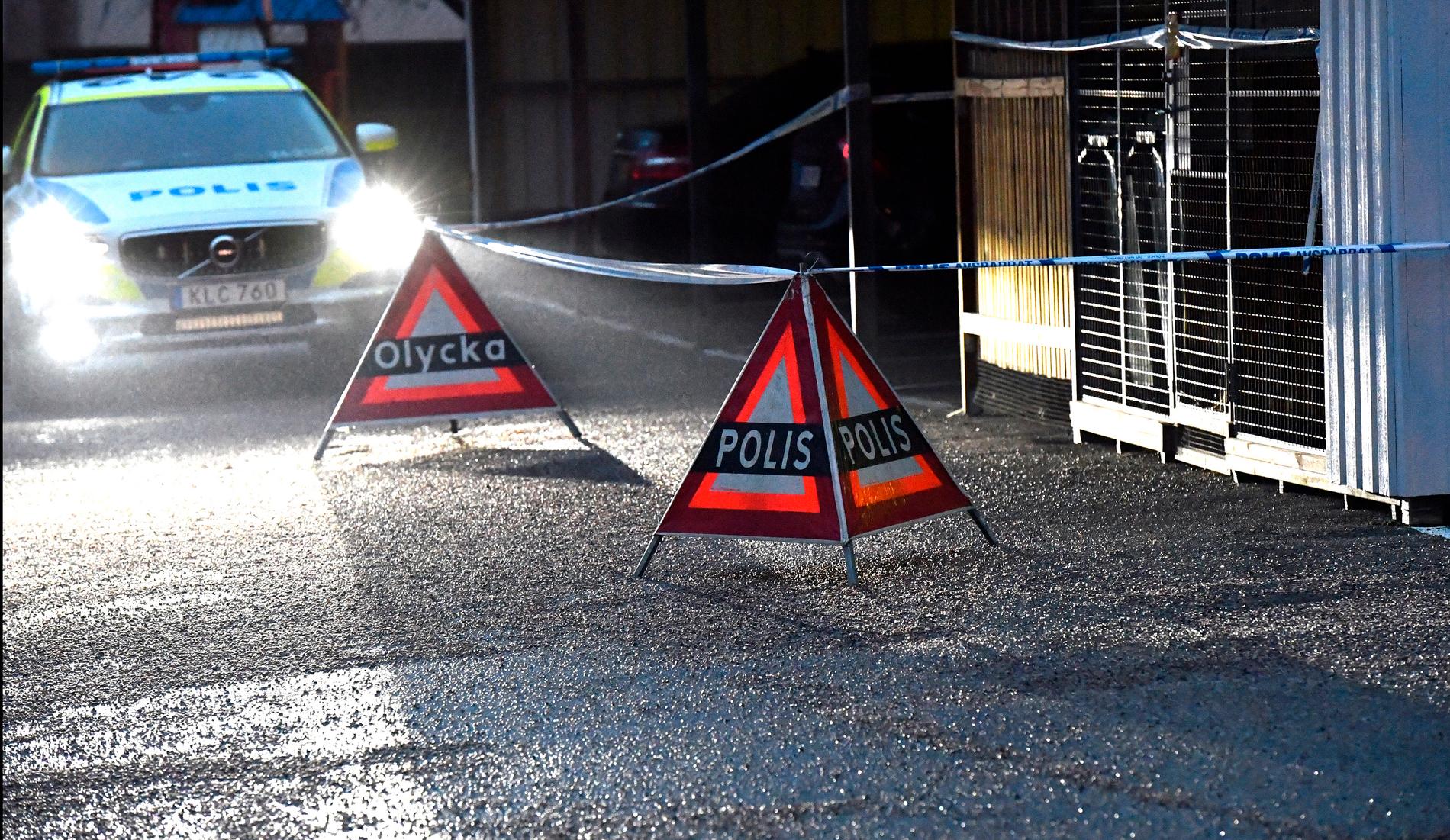 Polisen har gjort avspärrningar vid ett bostadsområde i Köping.