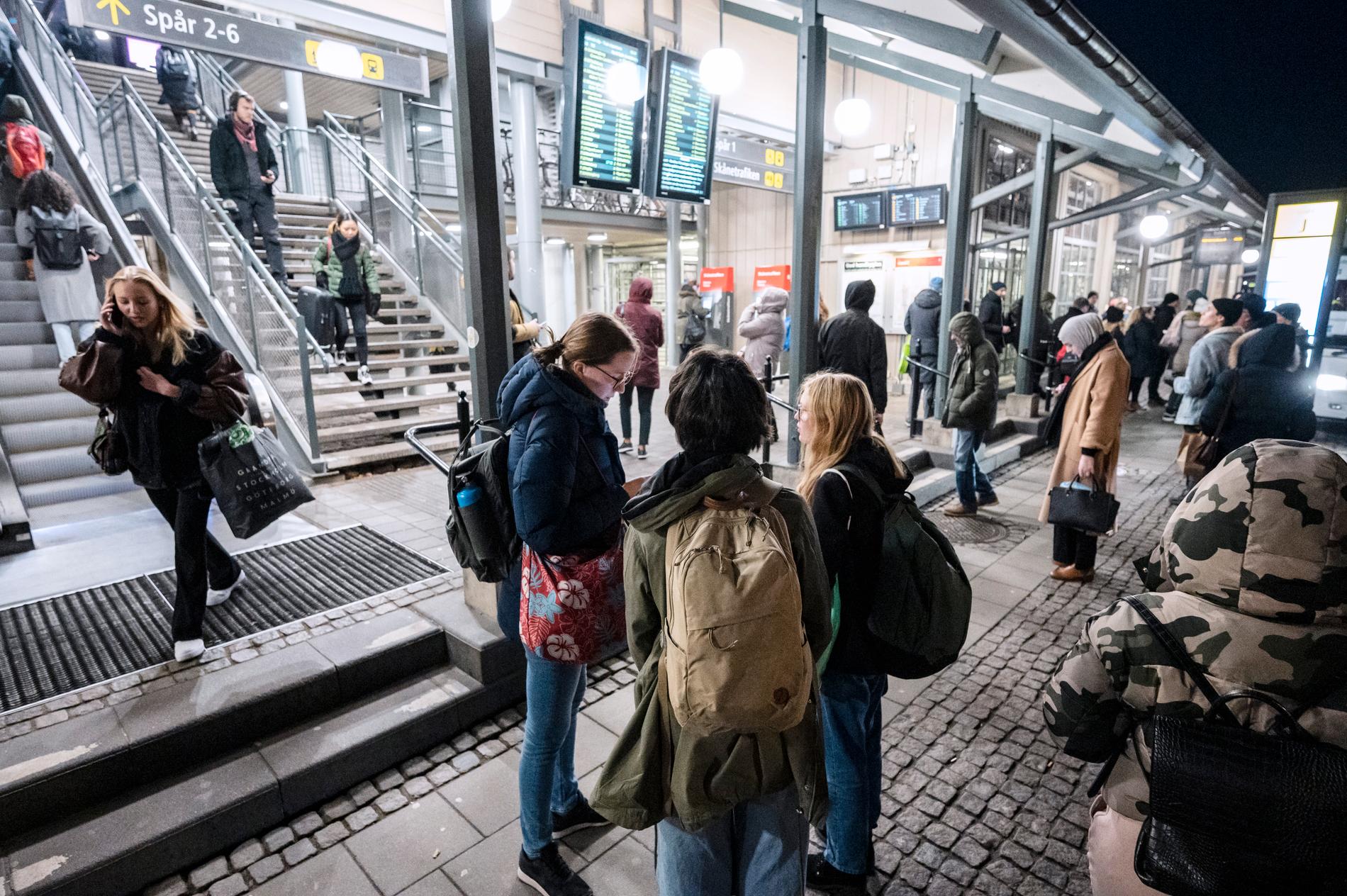 Resenärer vid informationstavlorna på Lund C på fredagen. Det är stora problem i tågtrafiken mellan Lund och Ramlösa/Helsingborg på grund av spårfel.