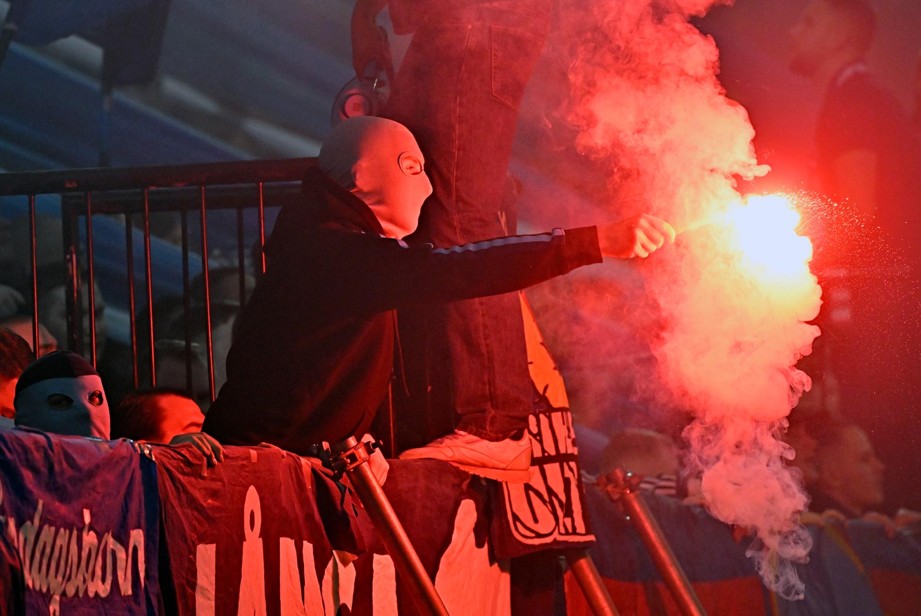 Maskerade supportrar bränner bengaler på läktarna när Djurgården mötte IFK Göteborg i söndags i svenska cupen på Tele2 arena.