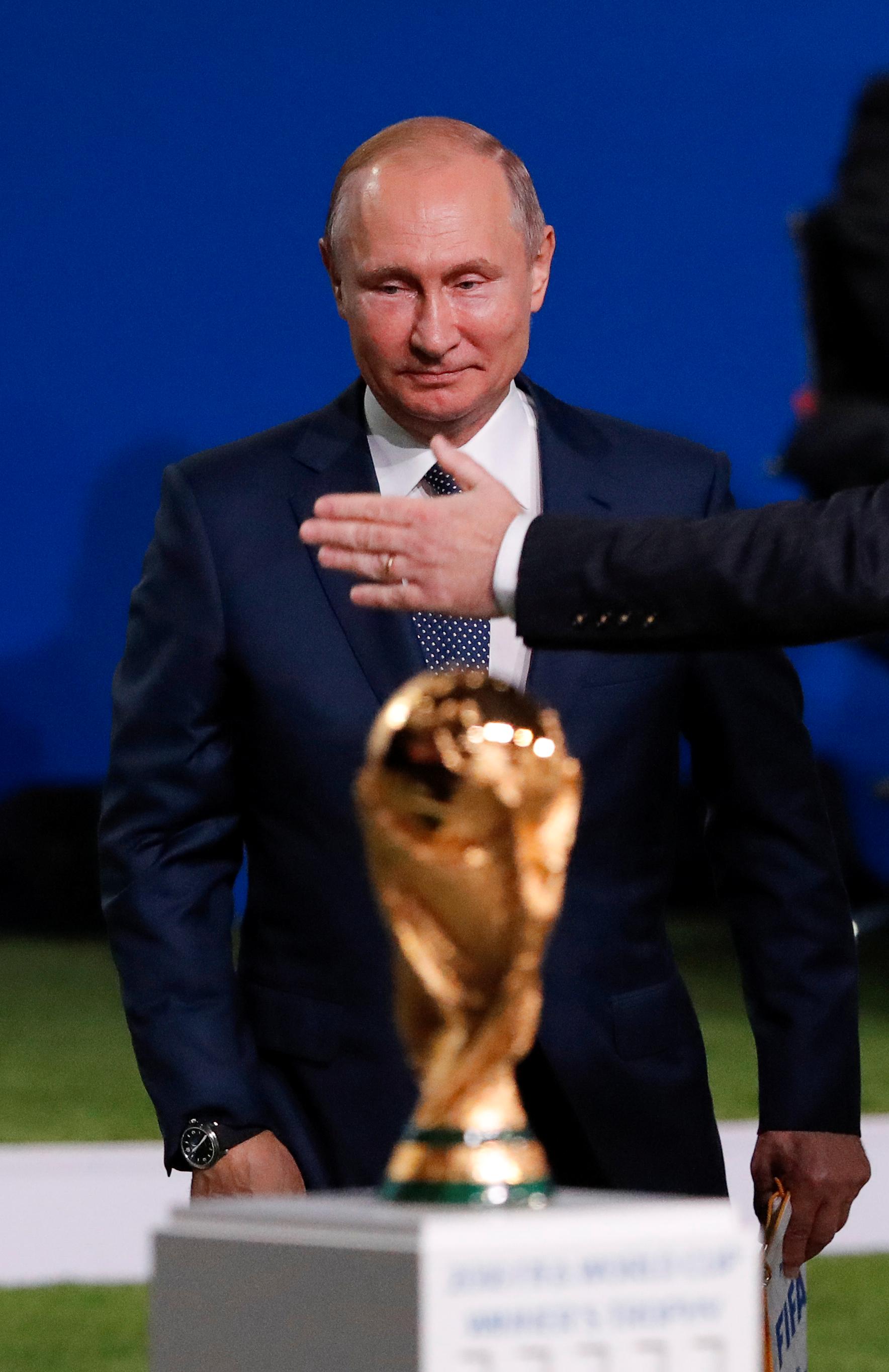 Vladimir Putin och VM-pokalen.