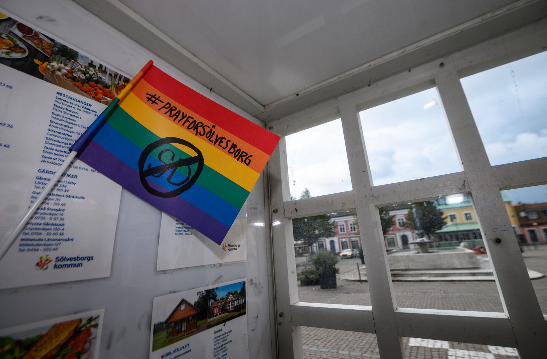 När Sverigedemokraterna styrde i Sölvesborg var det förbjudet att hissa prideflaggan på offentliga byggnader. Här en protest i en busskur.