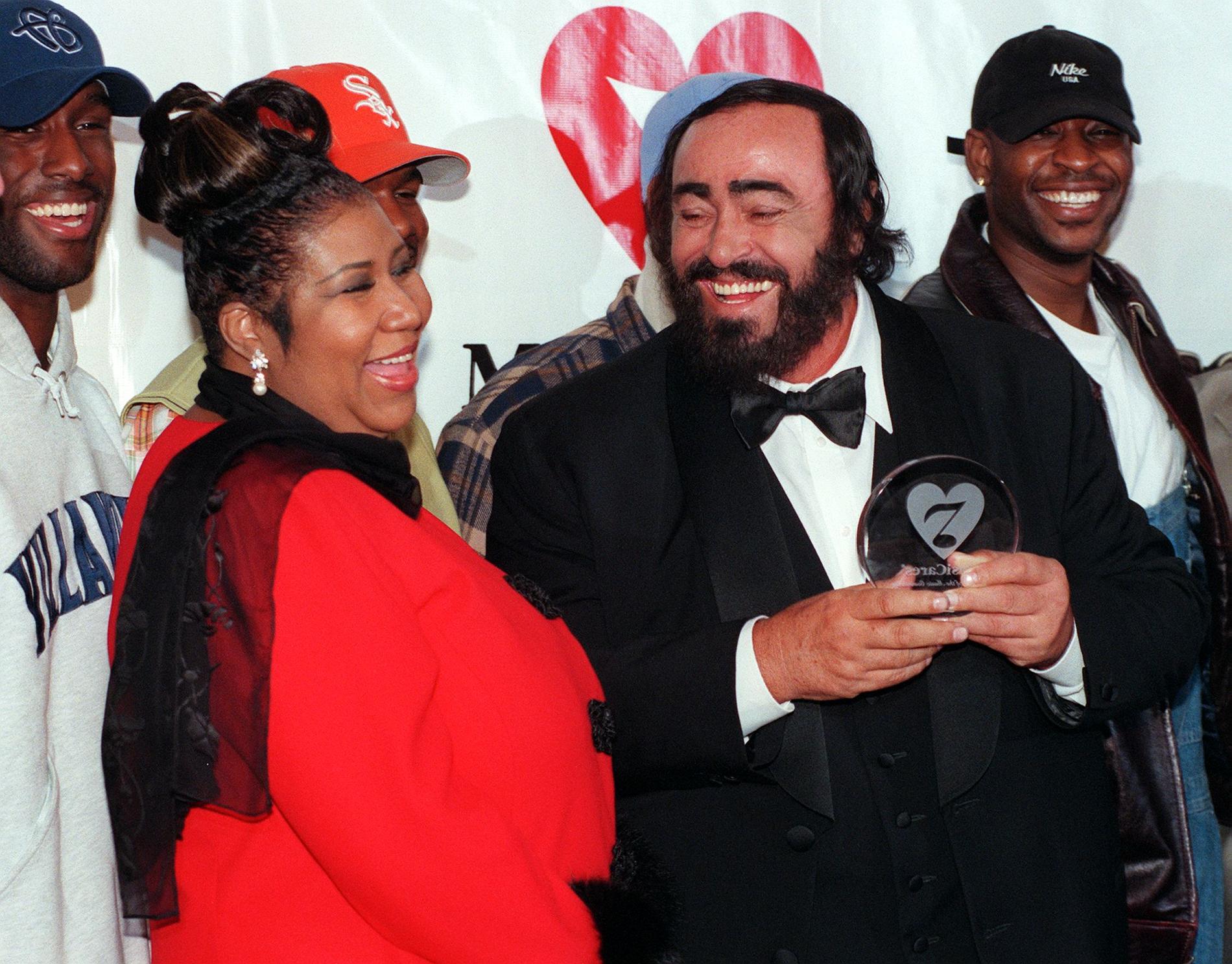 Tillsammans med supertenoren Luciano Pavarotti i februari 1998.