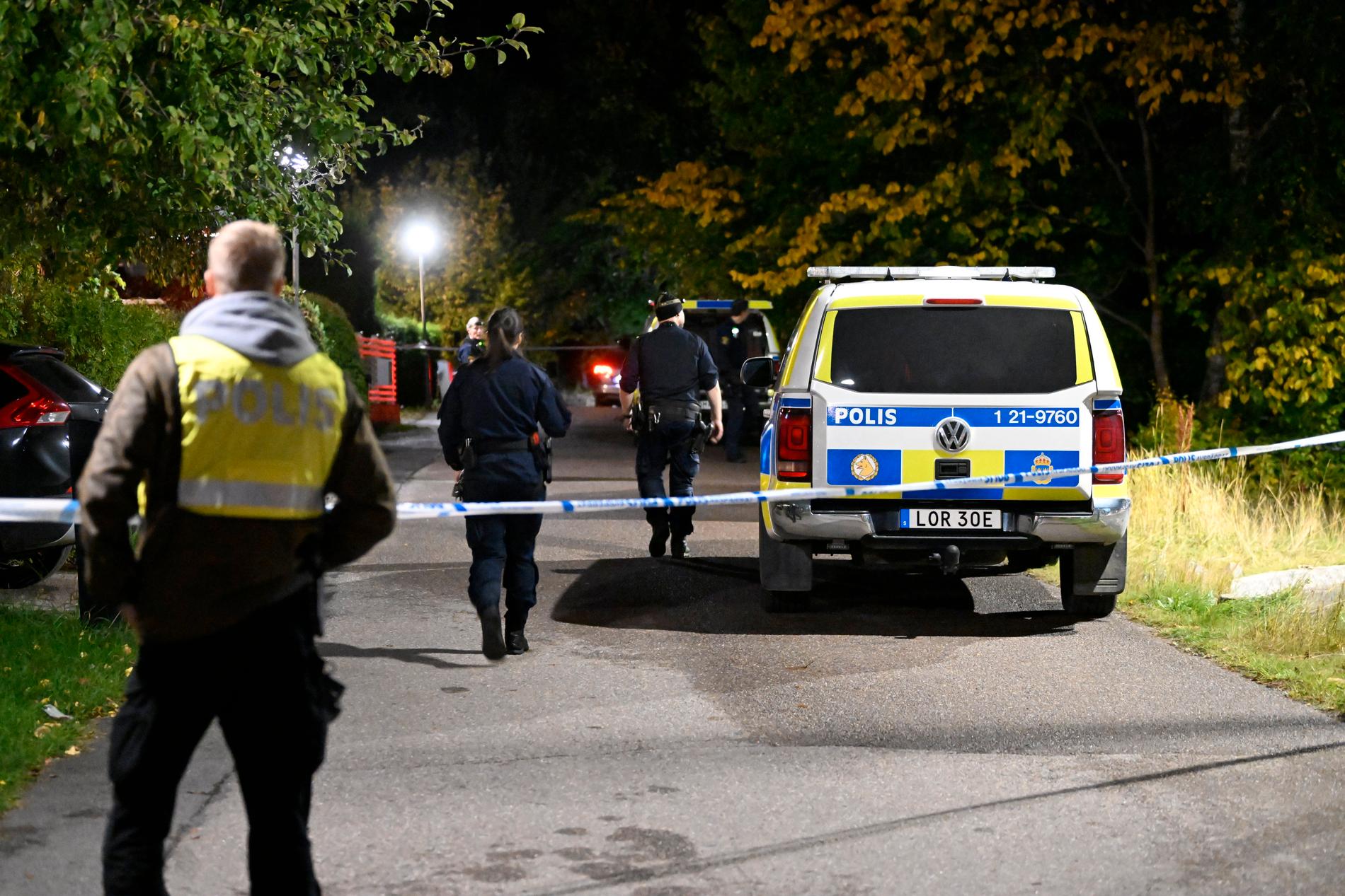 Två personer har skadats i en skottlossning mot en bostad i Enköping.
