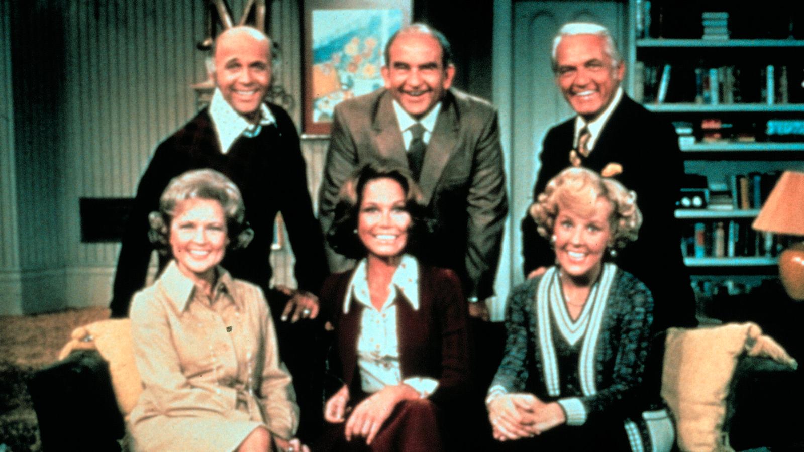 Georgia Engel (främre raden till höger) och de andra i 70-talsserien ”The Mary Tyler Moore show”.