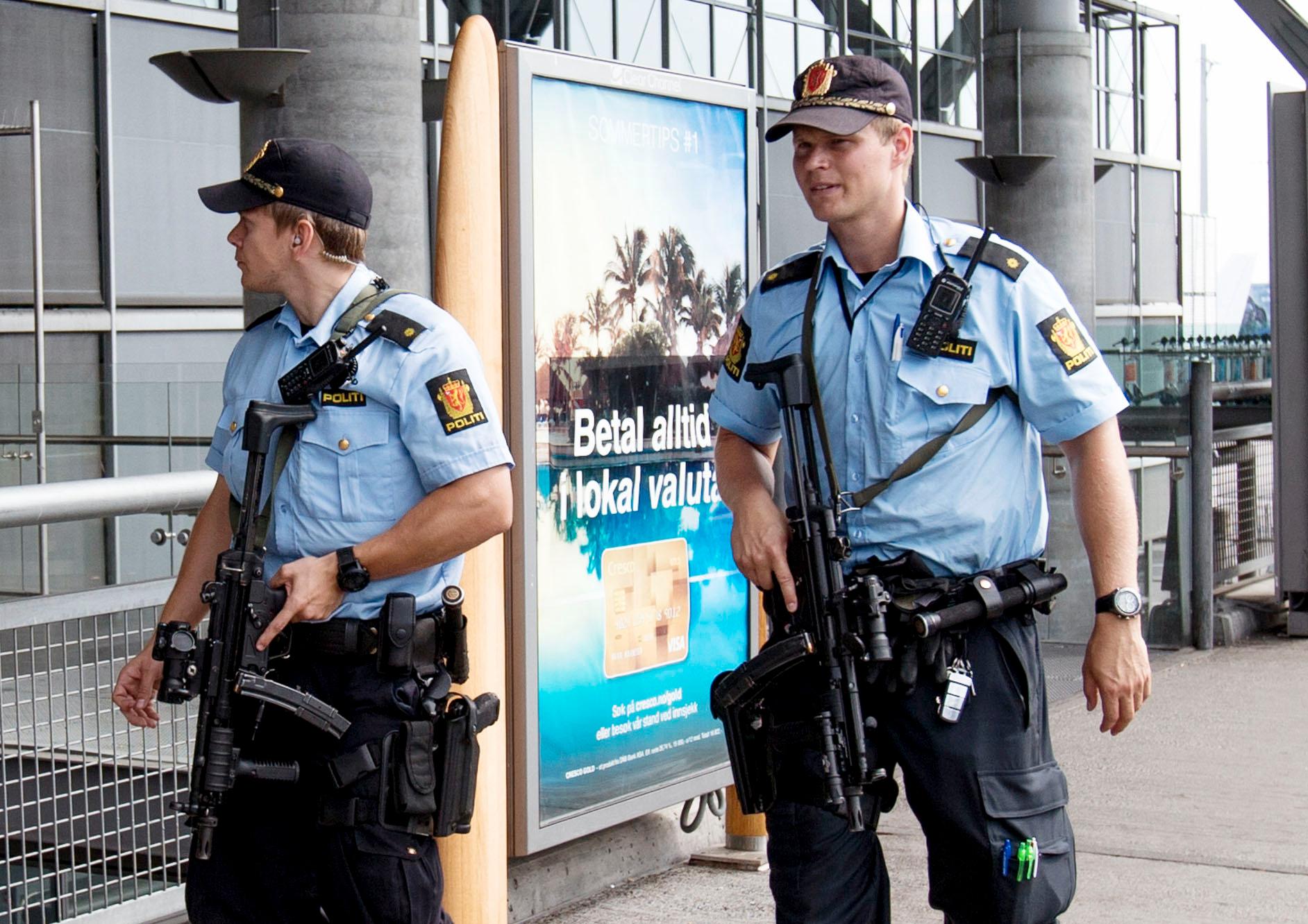 Norsk polis har skärpt sin bevakning på flygplatser och vid gränsövergångar efter terrorhotet.
