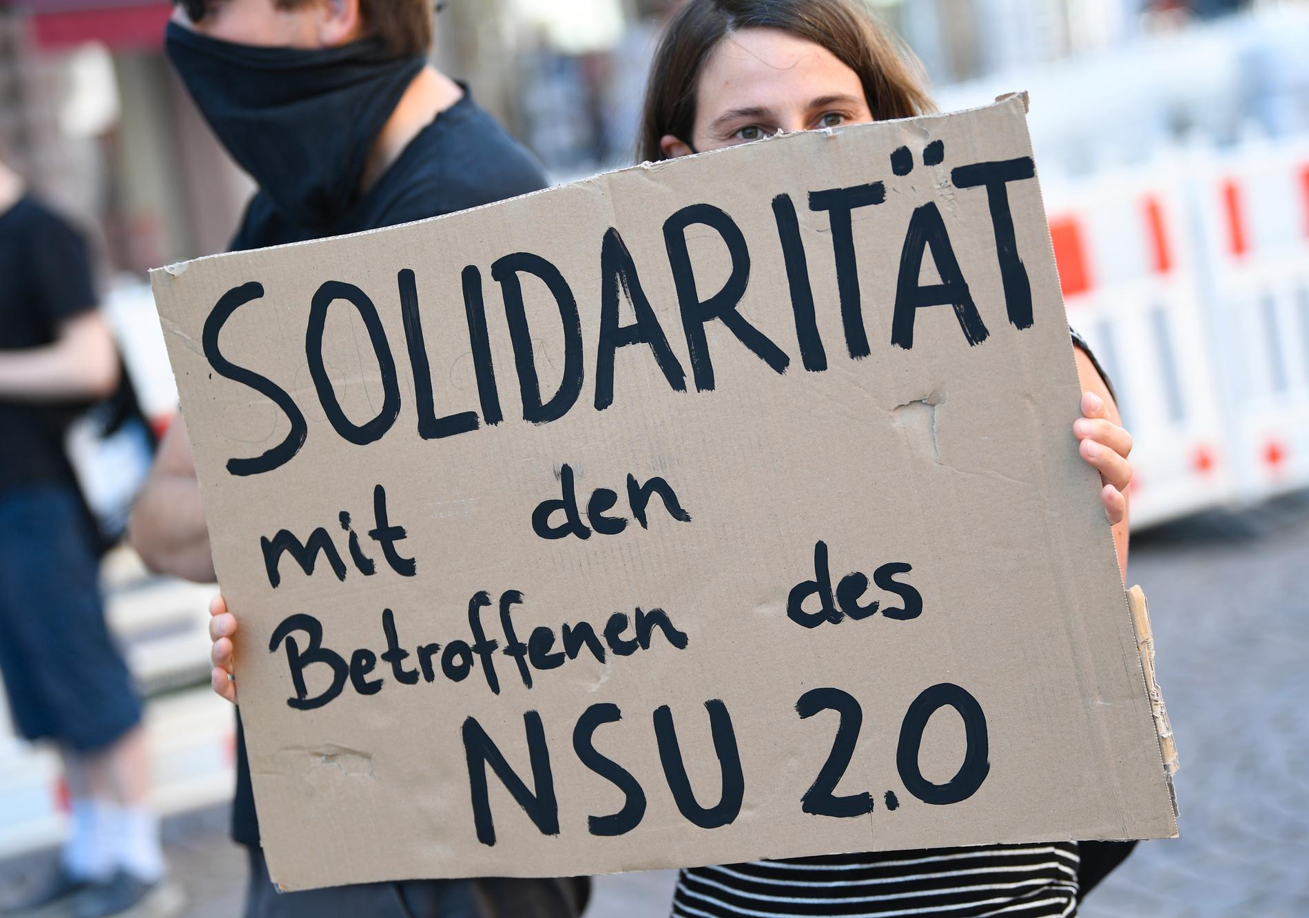 En person som vill visa solidaritet med offren för en neonazistisk grupp demonstrerar i Wiesbaden i Tyskland. Arkivbild
