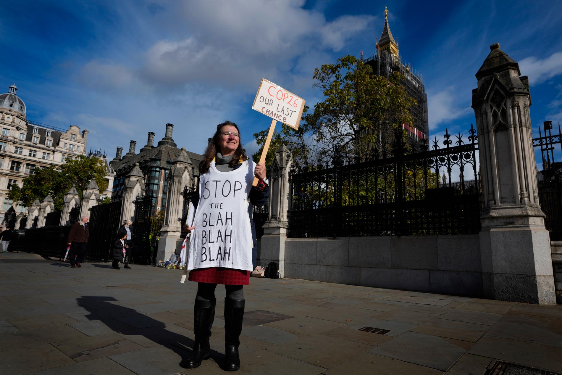 En kvinna demonstrerar inför klimatmötet utanför parlamentet i London under paroll ”Stop the blah, blah, blah”. 