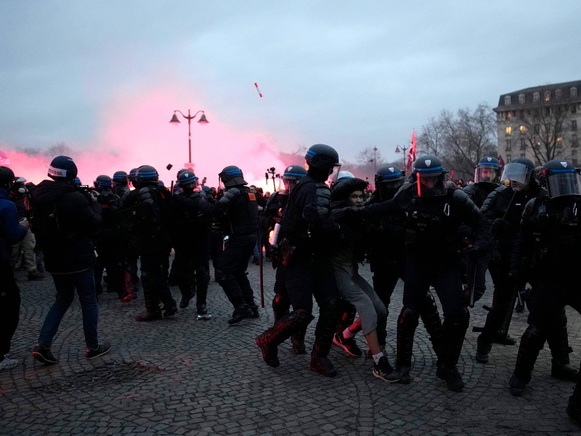 Frankrike håller andan inför nya massprotester