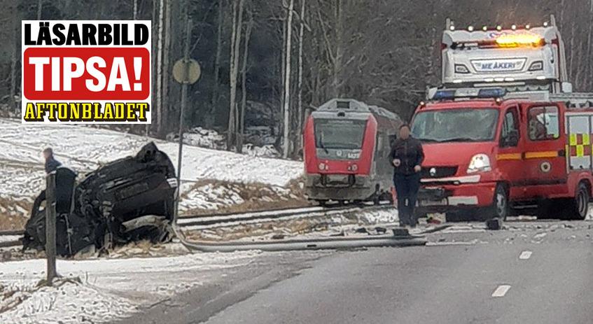 En bil blev påkörd av ett tåg i Kolsebro.