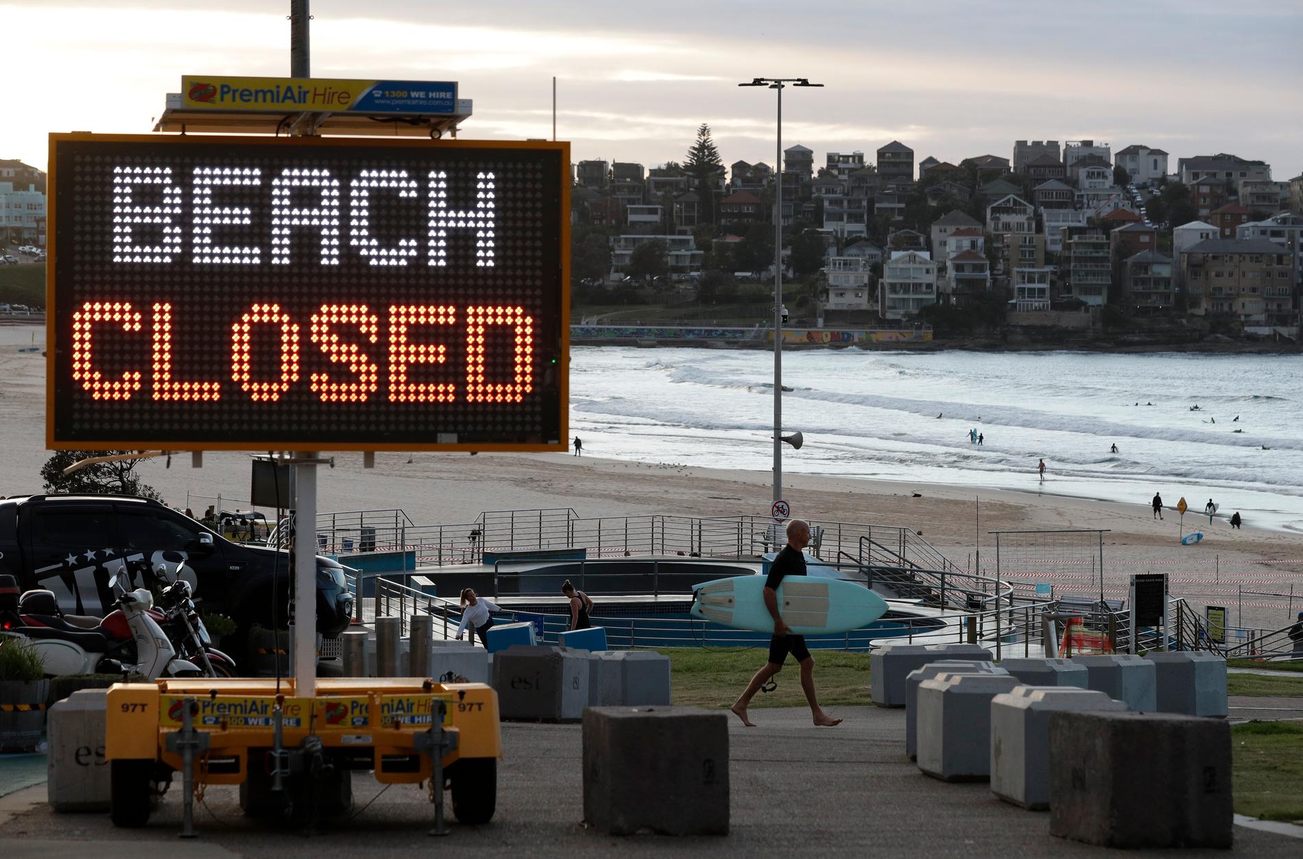 Bondi Beach i Sydney stängdes liksom de flesta andra stränder i landet på grund av coronapandemin. Arkivbild.
