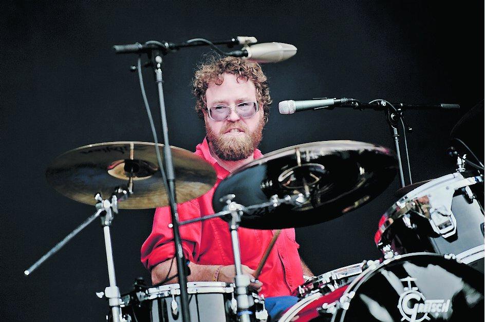 Bob Nastyanovich, trummor.