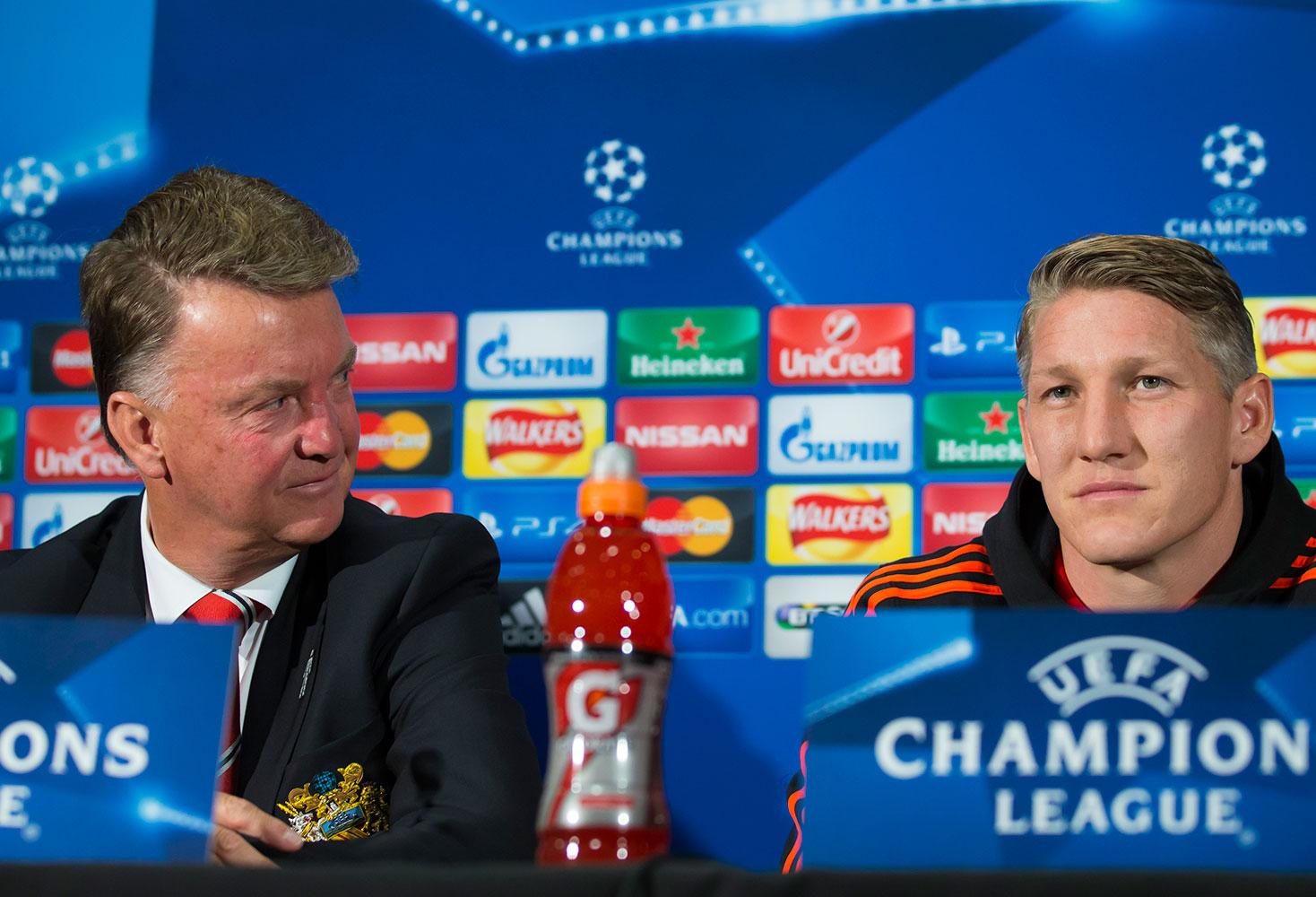 Van Gaal på presskonferens med Schweinsteiger.