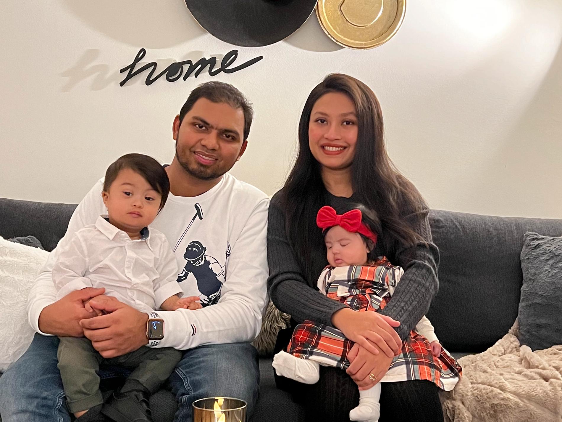 Zarhan tillsammans med mamma Eyasmin, 33, pappa Asif, 33, och lillasyster Siara.