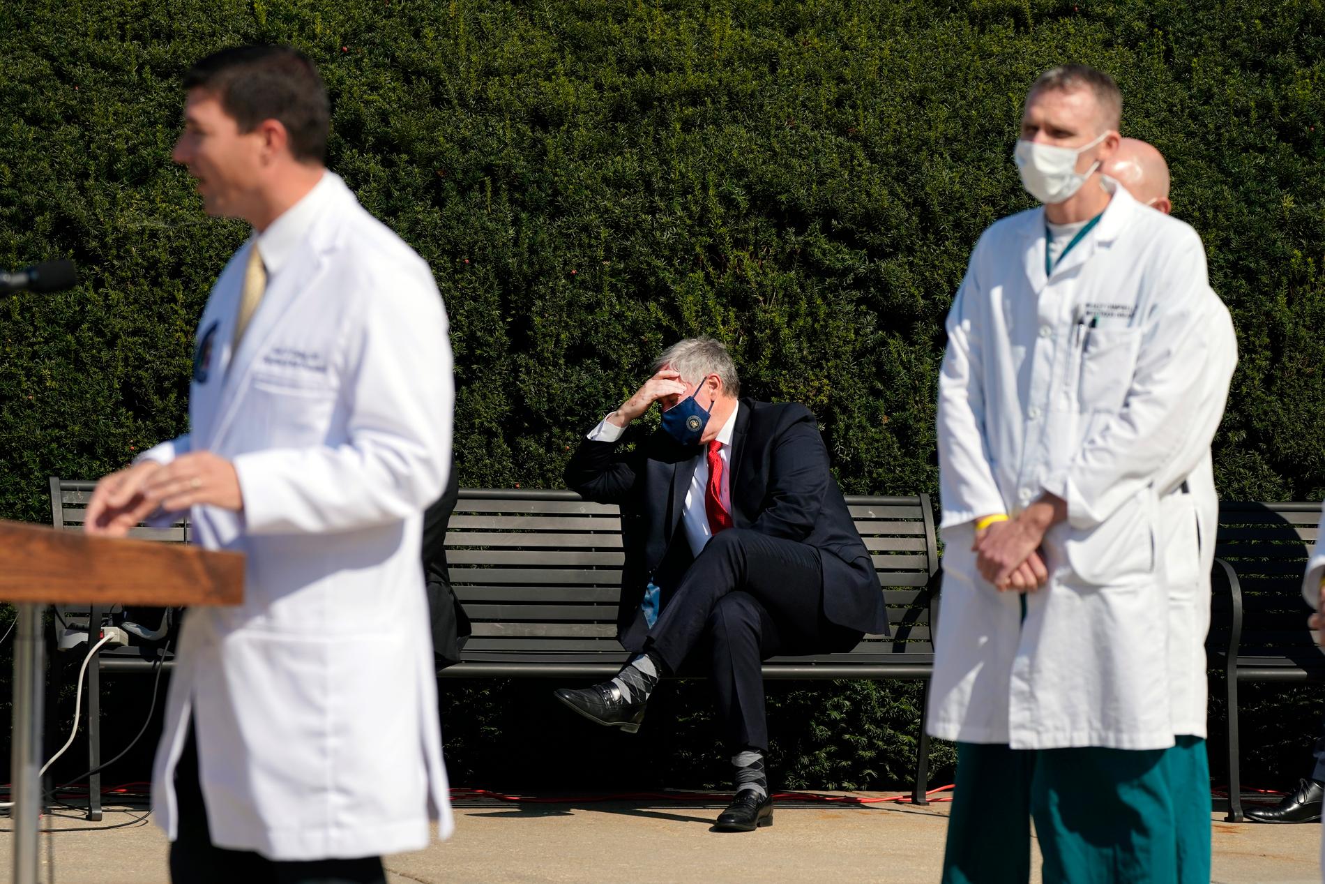 Vita husets stabschef Mark Meadows tar sig för pannan under läkarnas genomgång av Trumps hälsoläge, under söndagen.