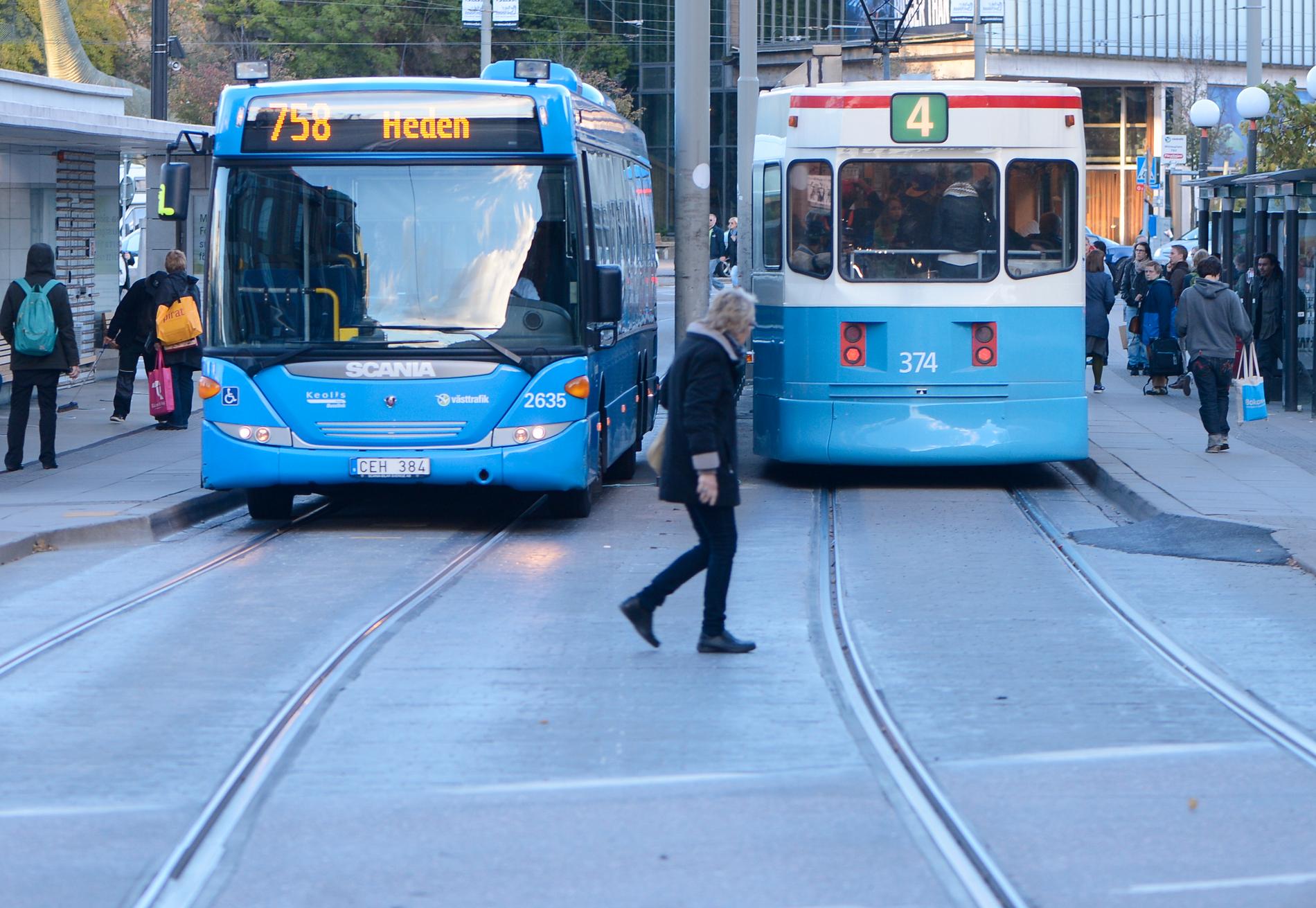Arkivbild. Buss och spårvagn i Göteborg. 