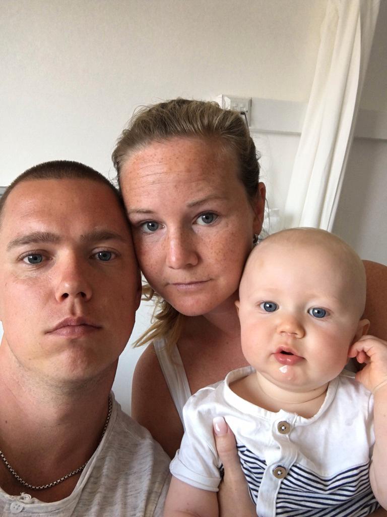 Elvin,10 månader, blev inlagd på sjukhus efter höstblåsorna han fick på hotellet i Ayia Napa, Cypern. Föräldrarna Henrik Risberg och Camilla Svanbro är kritiska till hur TUI agerat.