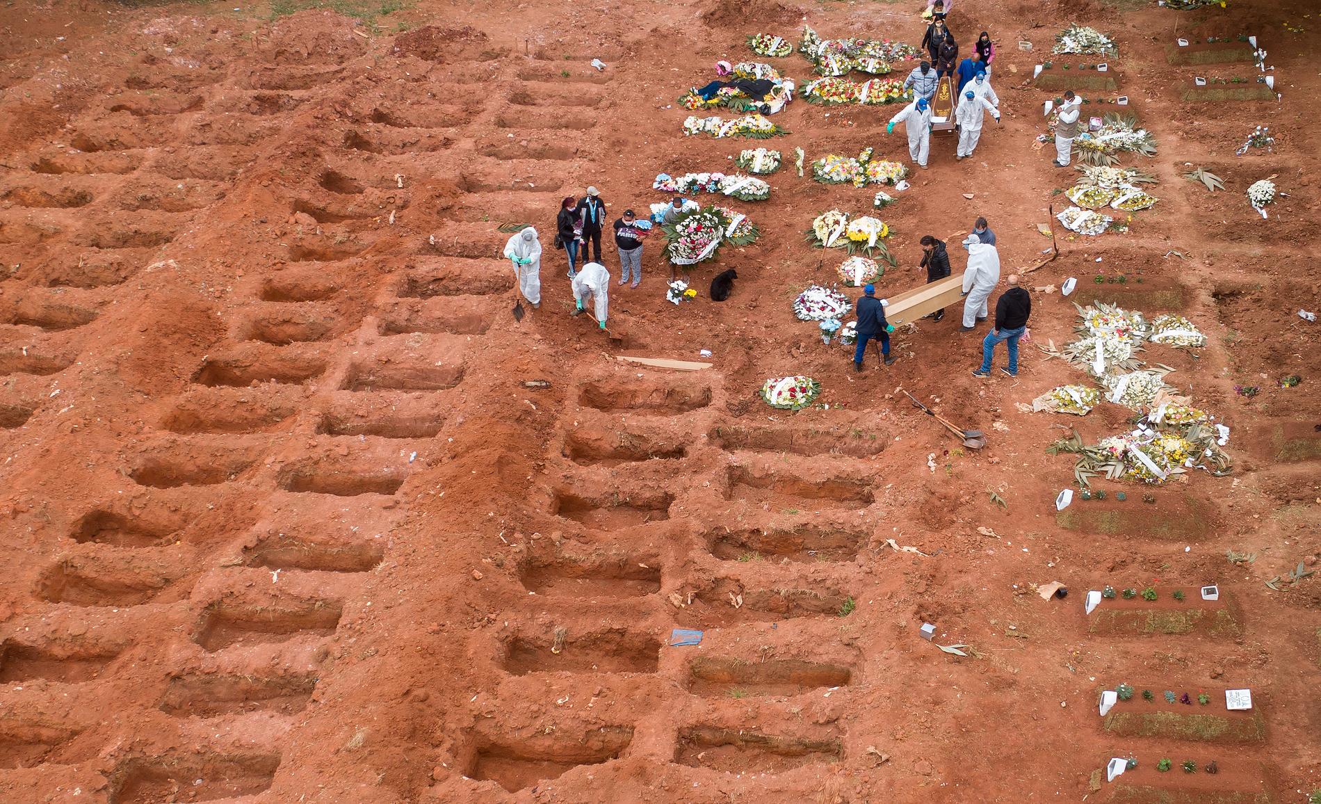 Begravningar vid gravplatsen Vila Formosa i São Paulo.