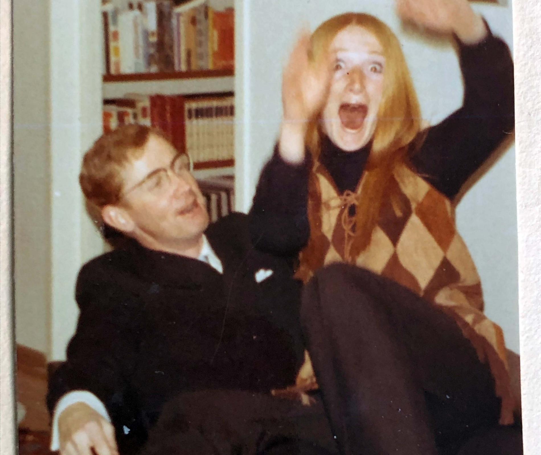Lars Carlborg och hans elev Gunhild Lander på 1970-talet. Bilden togs då han hade bjudit hem hela klassen på middag.