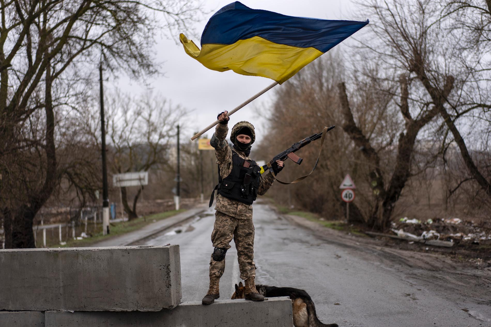 En ukrainsk soldat firade Rysslands reträtt från Kiev-regionen.