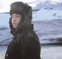 Vanessa Myrie som polarfararen Matthew Hensons spöke. Ur "True North" av Isaac Julien 2004.