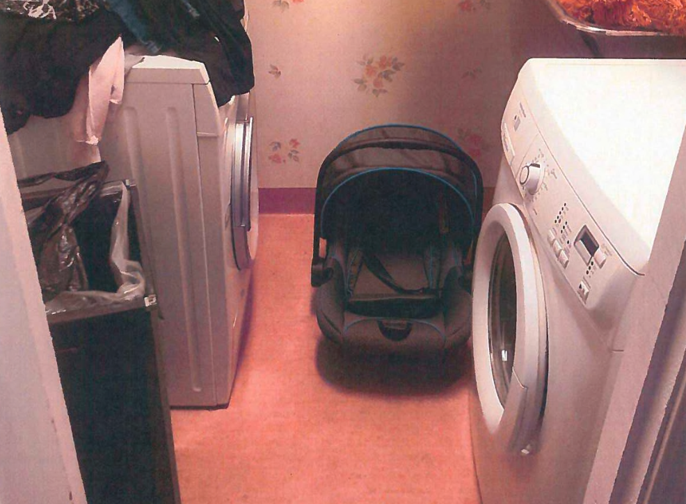 Föräldrarna misstänks ha hållit flickan inlåst i tvättstugan. Där satt hon dagarna igenom i mörkret, fastspänd i en bilbarnstol med smutsiga blöjor på sig.