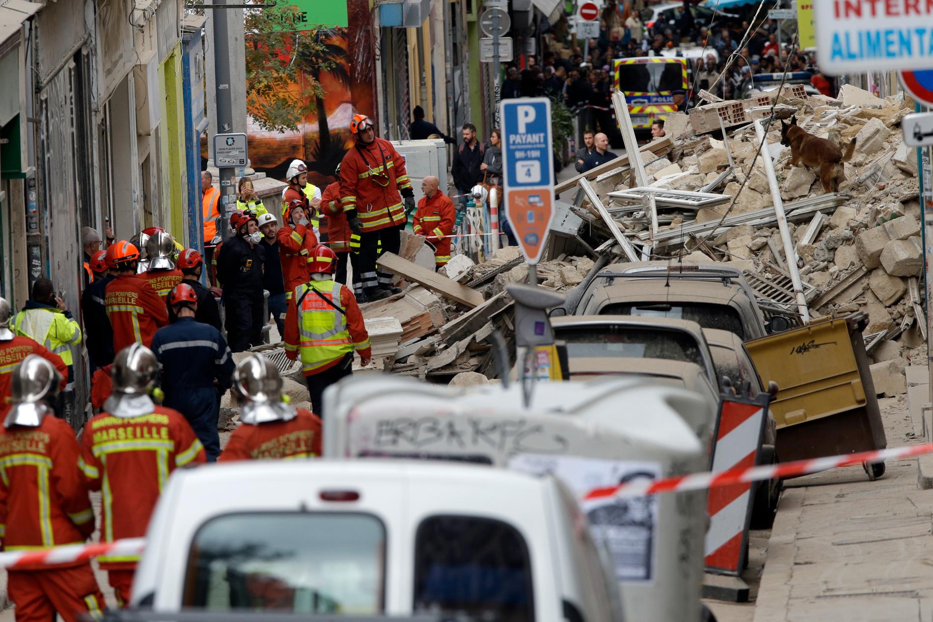 Räddningspersonal vid de två kollapsade husen i Marseille.