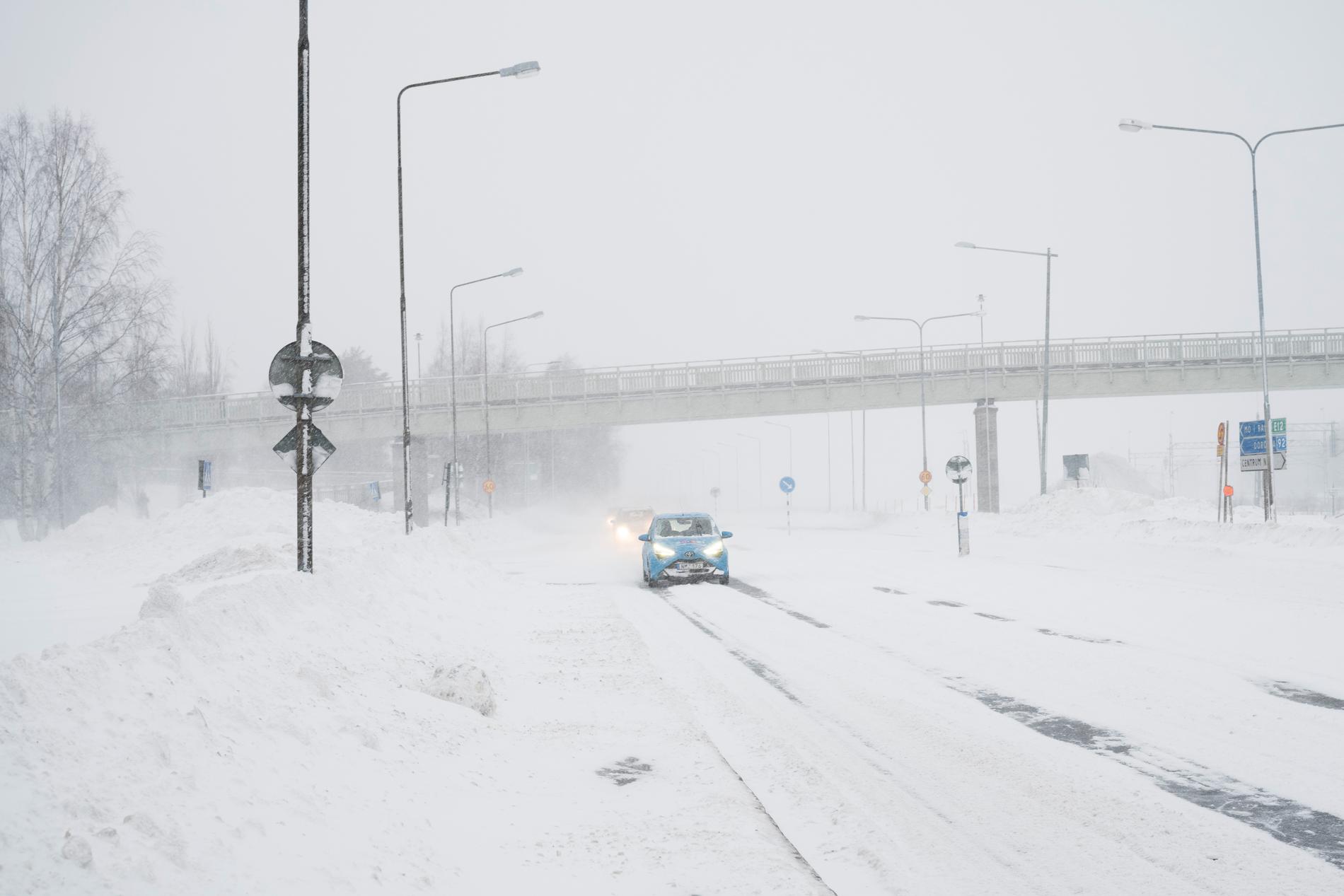 Trafik i ett snöigt Umeå på tisdagen.