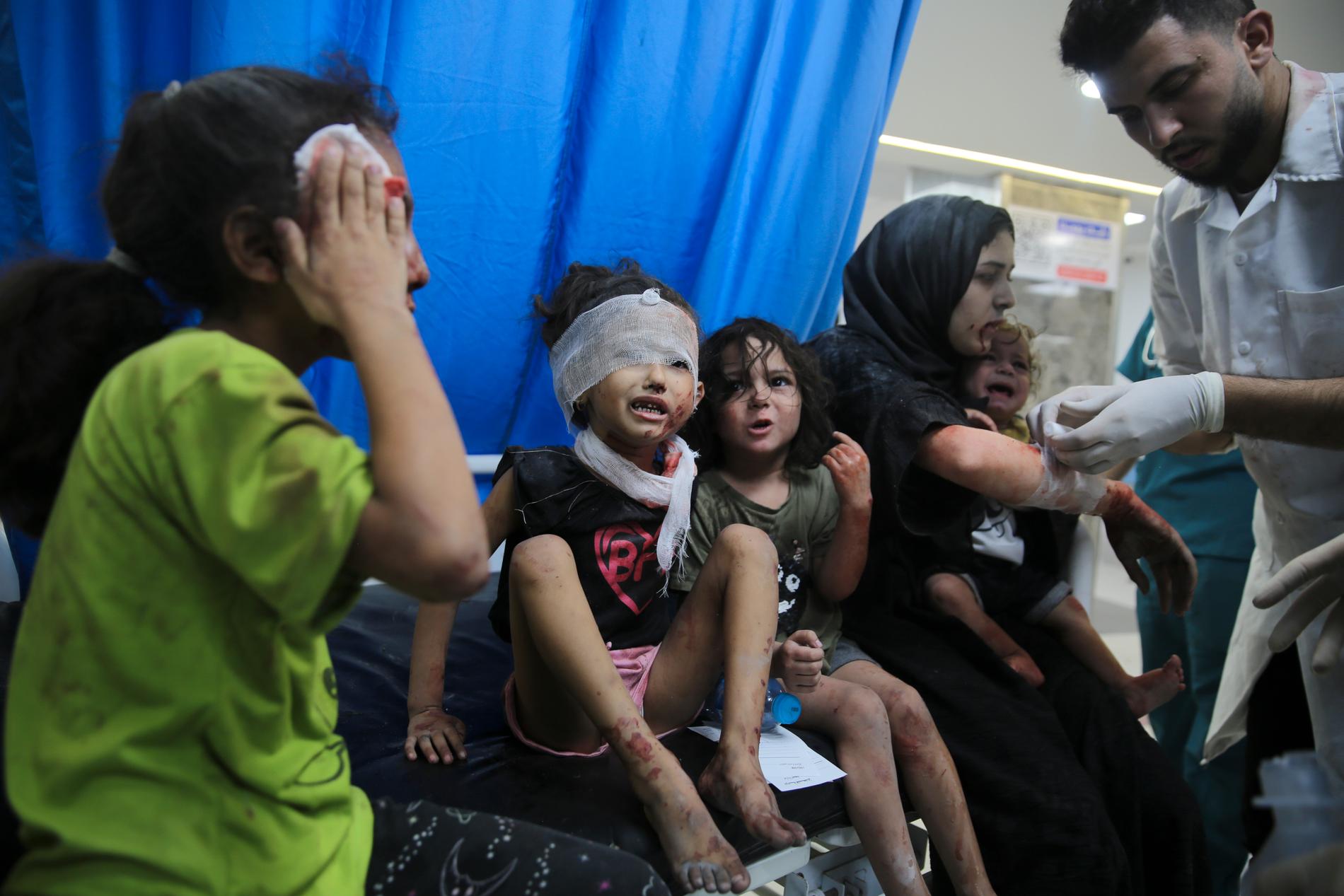 Palestinska barn som skadats i israeliska attacker förs till Shifa-sjukhuset i Gaza City.