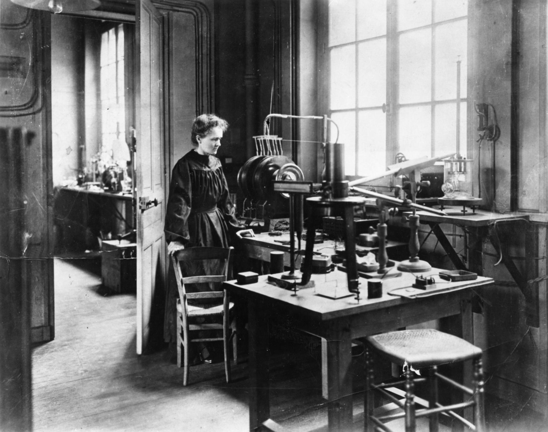Marie Curie i sitt laboratorium. Arkivbild.