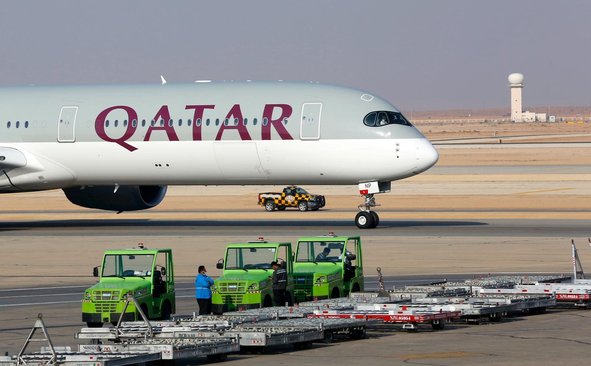 Tidigare i januari kom Saudiarabien, Förenade arabemiraten, Bahrain och Egypten överens om att avsluta sin bojkott av Qatar. På bilden ses det första planet från Qatar Airways som tilläts landa i saudiska Riyad på tre år.