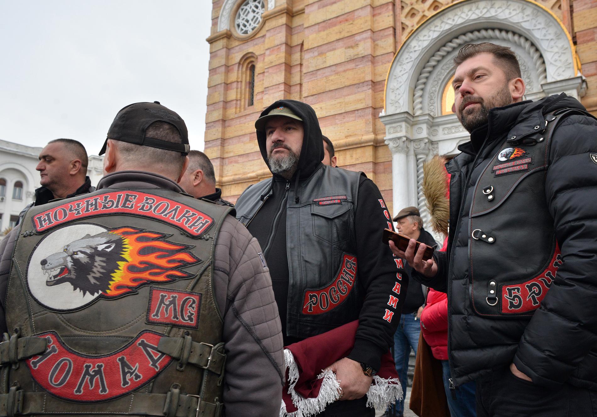Medlemmar av det ryska mc-gänget Night Wolves står utanför en ortodox kyrka i Bosnien, under sin turné runt Balkan. Enligt experter är mc-gänget en del av Rysslands propagandamaskineri, med uppgift att finna allierade för de ryska målen. Bilden är från 21 mars, 2018.