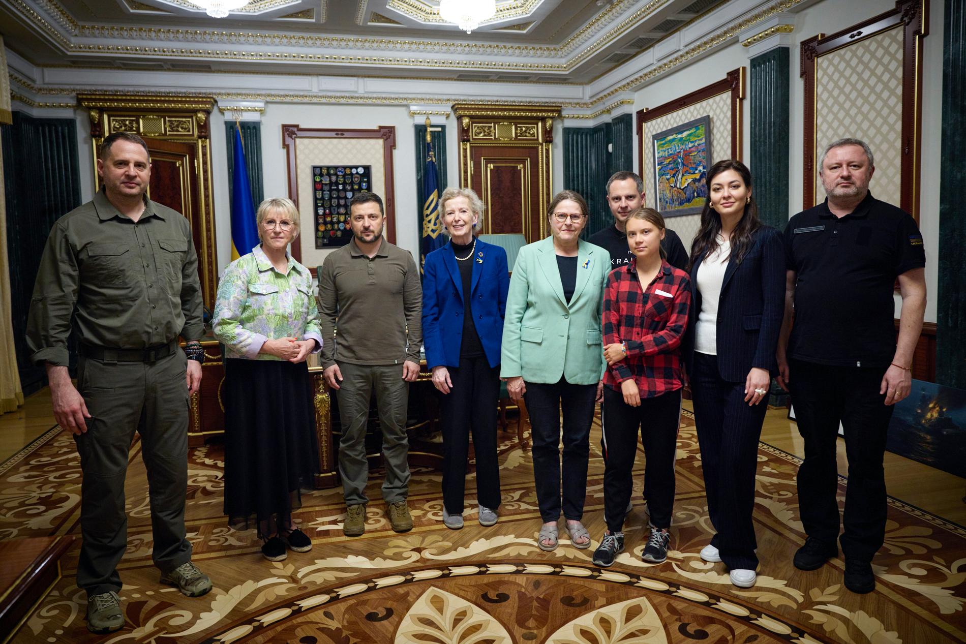 Volodymyr Zelenskyj med Greta Thunberg, Heidi Hautala, Margot Wallström och Mary Robinson efter mötet i Kiev. 