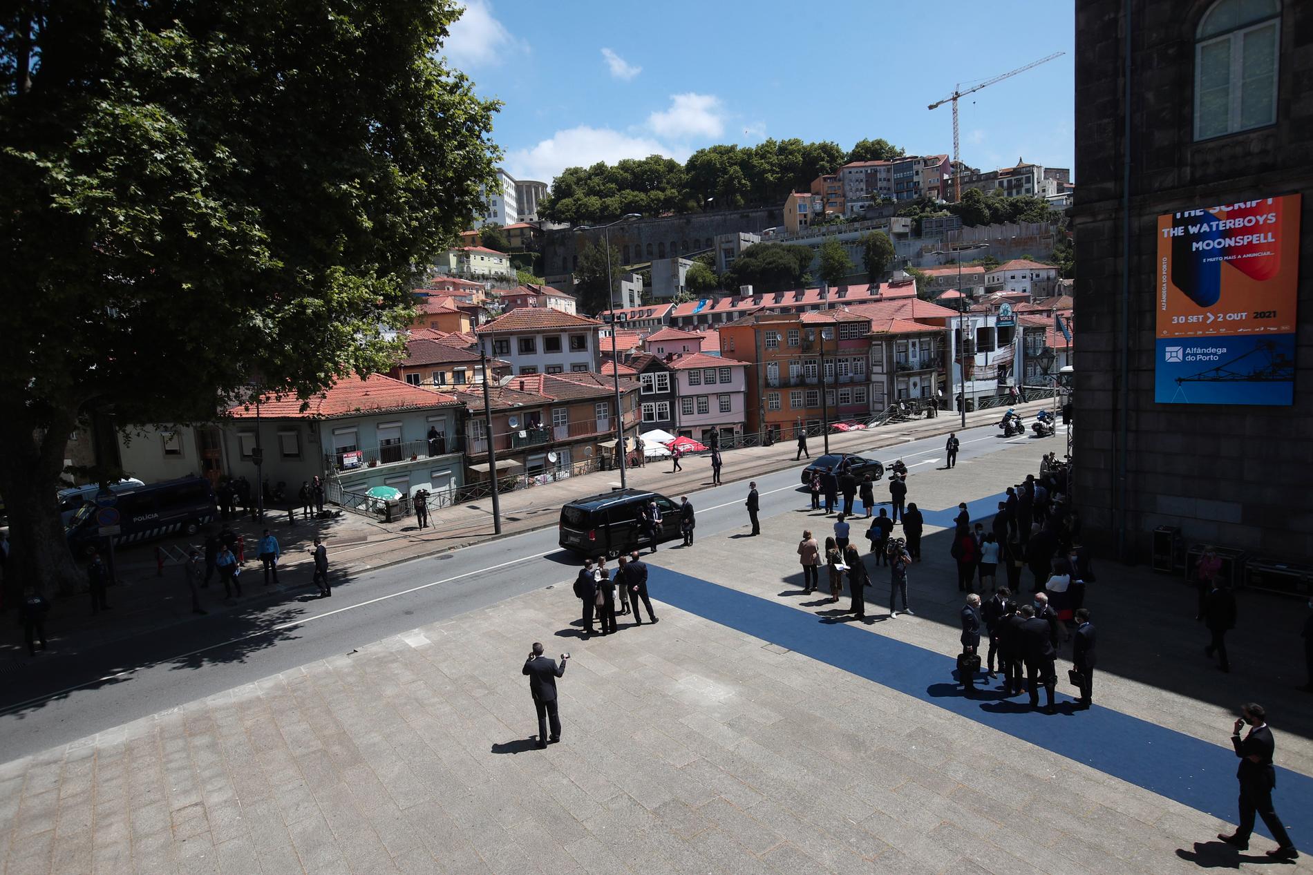 Solsken och försommarvärme råder i Porto där EU-ländernas stats- och regeringschefer samlas till toppmöte under fredagen och lördagen.