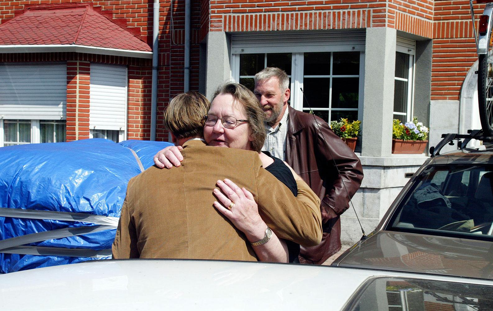 Marit Paulsen flyttar hem från Bryssel 2004 och kramar om Christian Juliusson. I bakgrunden hennes man Sture.